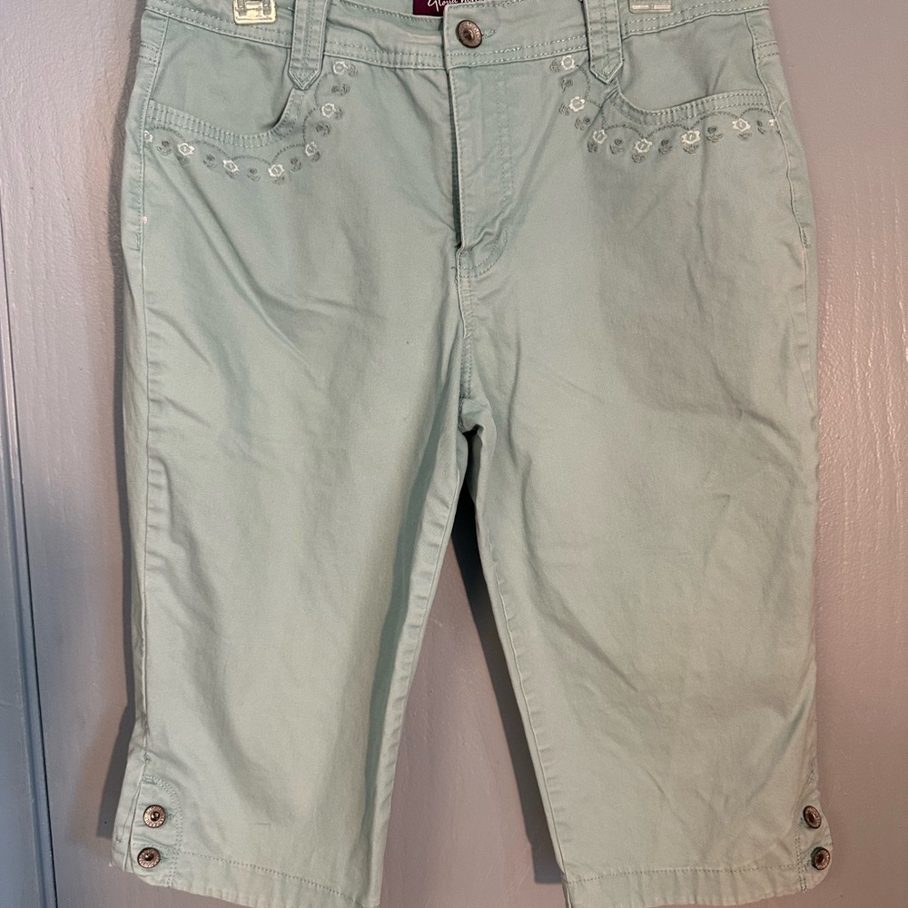 Gloria Vanderbilt light green capris, floral embroidery, stretchy, 10, EUC